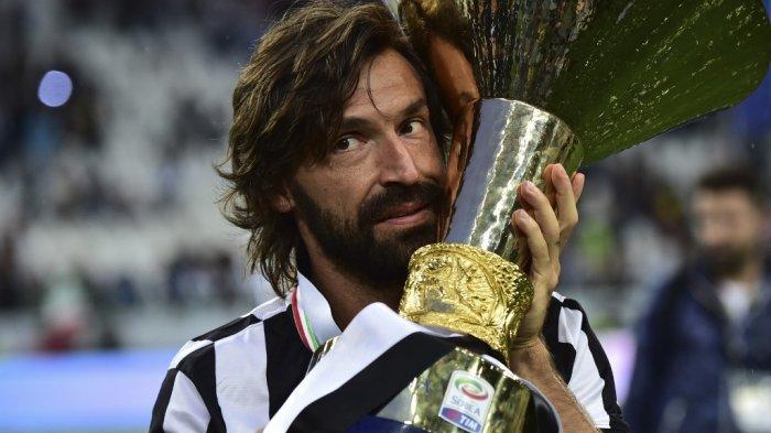 Foto file ini diambil pada tanggal 23 Mei 2015, gelandang Juventus Italia Andrea Pirlo berpose dengan trofi Liga Italia dalam upacara setelah pertandingan sepak bola Serie A Italia Juventus vs Napoli di stadion Juventus di Turin. Andrea Pirlo diangkat sebagai pelatih baru Juventus - klub pada 8 Agustus 2020.