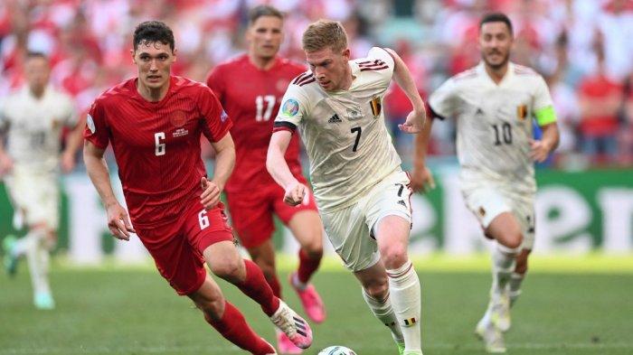 Andreas Christensen dan Kevin De Bruyne berebut bola di EURO 2020 Denmark vs Belgia di Stadion Parken di Kopenhagen pada 17 Juni 2021.