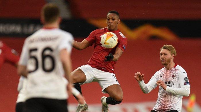 Anthony Martial dan Simon Kjaer di leg pertama babak 16 besar Liga Eropa Manchester United vs AC Milan di Old Trafford di Manchester, Inggris barat laut, pada 11 Maret 2021.