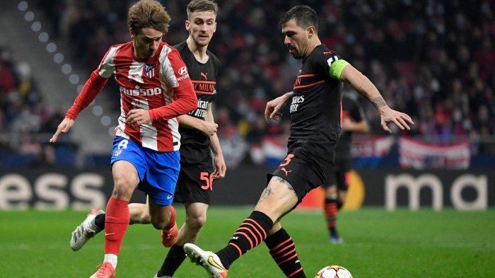 Antoine Griezmann vs Alessio Romagnoli di laga Grup B Liga Champions antara Atletico Madrid vs AC Milan di stadion Wanda Metropolitano di Madrid pada 24 November, 2021.