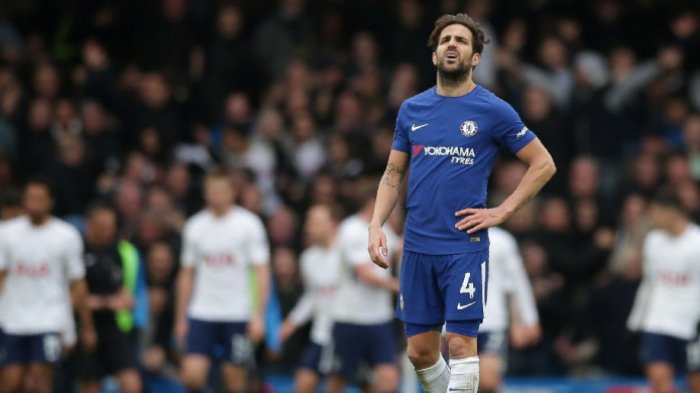Ekspresi gelandang Chelsea, Cesc Fabregas, setelah Tottenham Hotspur mencetak gol ketiga dalam laga Liga Inggris di Stadion Stamford Bridge, London pada 1 April 2018.