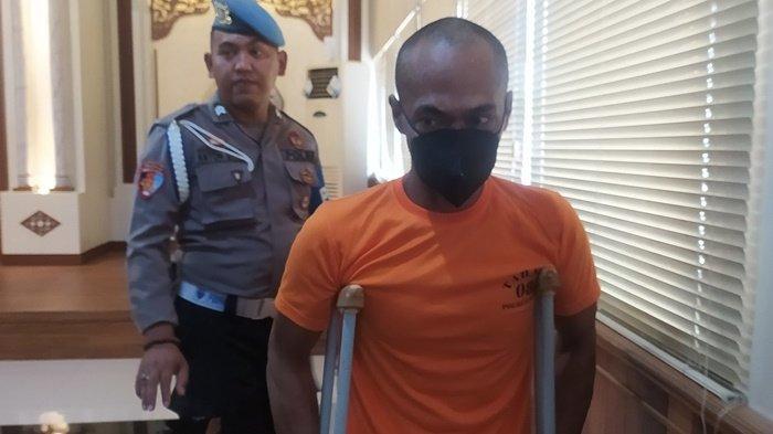 Pelaku BS yang melakukan perbuatan cabul terhadap anak kandungnya digelandang di Mapolresta Sleman Kamis (26/10/2023).