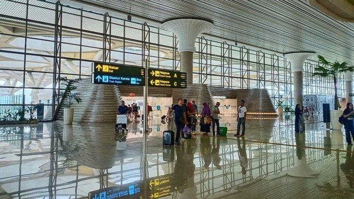 Penumpang sedang menunggu jadwal keberangkatan pesawat di Bandara YIA, Kulon Progo, Selasa (25/4/2023).