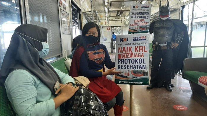 Berpakaian superhero, Agus Widanarko yang datang dari Solo bersama sang istri Pipitsari memberi edukasi kepada masyarakat di dalam KRL Yogyakarta-Solo