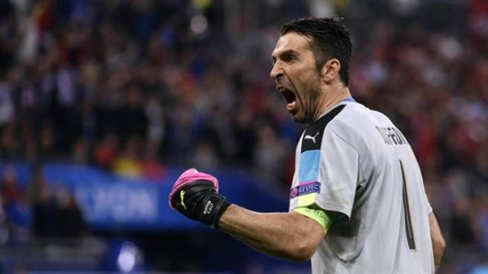 buffon lanjut main bersama juventus hingga usia 43... Gianluigi Buffon Sepakat Perpanjang Kontrak Bersama Juventus ...
