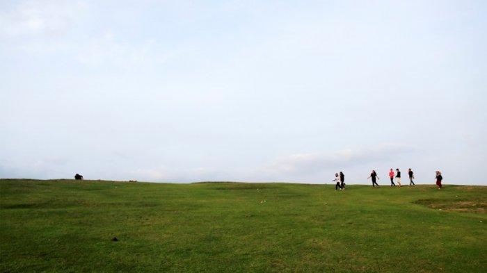 Jika Anda termasuk penyuka momen matahari terbit (sunrise) atau matahari tenggelam (sunset) maka Bukit Merese yang berada Kecamatan Pujut Kabupaten Lombok Tengah akan menjadi spot terbaik menikmati momen tersebut.
