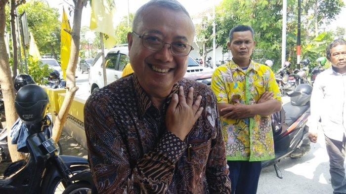 Bupati Bantul Suharsono memeragakan salam penghormatan sebagai pengganti jabat tangan sebagai antisipasi untuk mencegah persebaran virus Corona