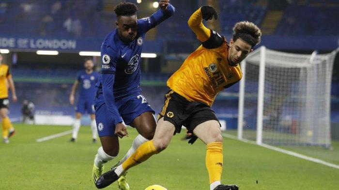 Callum Hudson-Odoi dan Rayan Aït-Nouri di Liga Inggris Chelsea vs Wolverhampton Wanderers di Stamford Bridge di London pada 27 Januari 2021.