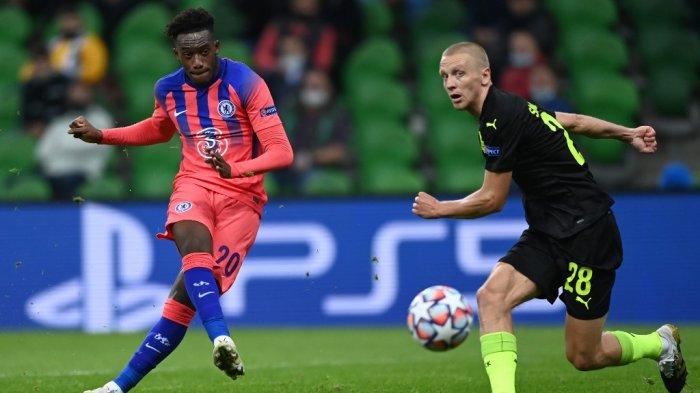 Gelandang Inggris Chelsea Callum Hudson-Odoi menembak untuk mencetak gol pembuka selama pertandingan sepak bola Liga Champions UEFA antara Krasnodar dan Chelsea di stadion Krasnodar di Krasnodar pada 28 Oktober 2020.
