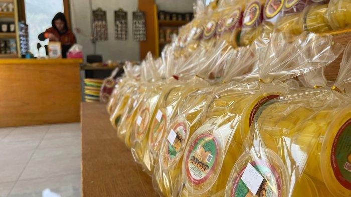 Exotic Carica produksi Sri Endarwati dari Dusun Patakbanteng Desa Dieng Kecamatan Kejajar Wobosobo di gerai toko keduanya.