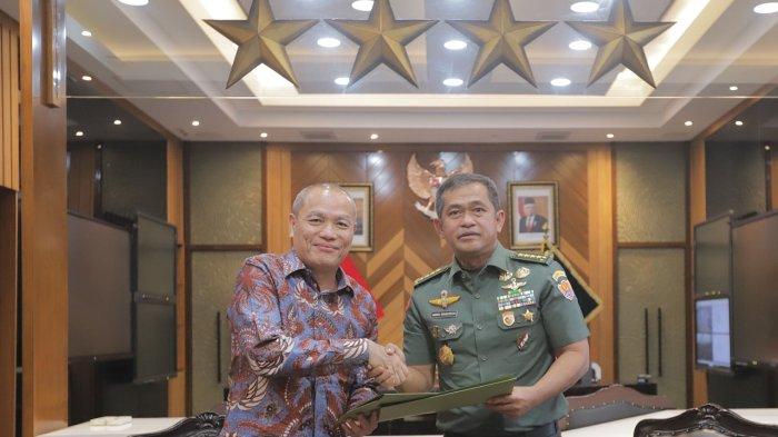 Kepala Staf TNI AD (KASAD) Jenderal Maruli Simanjuntak TNI AD bersama CEO Kompas Gramedia, Lilik Oetama