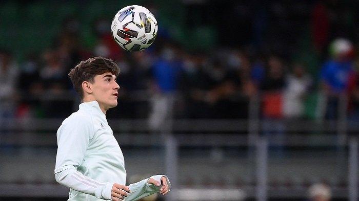 Gelandang muda Barcelona asal Spanyol, Pablo Gavi, mengontrol bola saat ia melakukan pemanasan sebelum pertandingan sepak bola semifinal UEFA Nations League antara Italia dan Spanyol di stadion San Siro (Giuseppe-Meazza) di Milan, pada 6 Oktober 2021