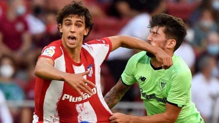 Joao Felix (kiri) ketika berduel dengan Unai Vencedor (kanan) pada laga pekan kelima kasta teratas Liga Spanyol, LaLiga, yang mempertemukan Atletico Madrid vs Athletic Bilbao di Stadion Wanda Metropolitano, Sabtu (18/9/2021) malam WIB.