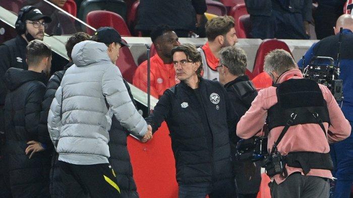 Pelatih Chelsea Jerman Thomas Tuchel (kiri) dan pelatih Brentford Thomas Frank (kanan) berjabat tangan pada akhir pertandingan Liga  Inggris antara Brentford dan Chelsea di Brentford Community Stadium di Sabtu 16 Oktober 2021.