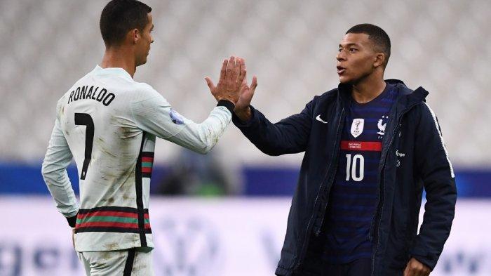 Penyerang Portugal Cristiano Ronaldo (kiri) berbicara dengan penyerang Prancis Kylian Mbappe (tengah) selama pertandingan sepak bola Nations League antara Prancis dan Portugal, pada 11 Oktober 2020 di Stade de France di Saint-Denis, di luar Paris.