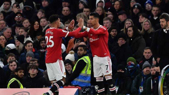Cristiano Ronaldo menggantikan Jadon Sancho di Liga Inggris antara Chelsea vs Manchester United di Stamford Bridge di London pada 28 November 2021.