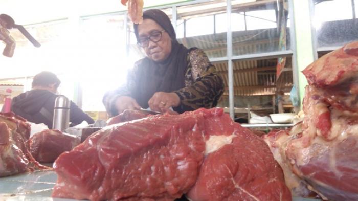 Pedagang daging sapi sedang melayani pembeli di Pasar Sleman, Senin (10/8/2015). Harga daging sapi masih tinggi sejak naik pada lebaran lalu