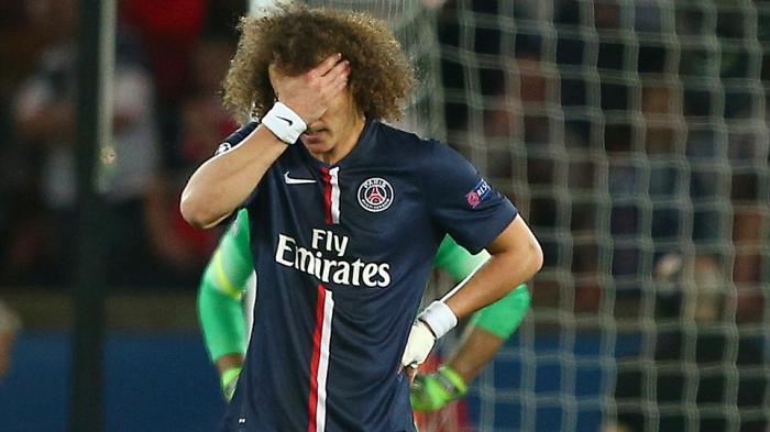 Ekspresi bek PSG, David Luiz setelah gawangnya dijebol Barcelona