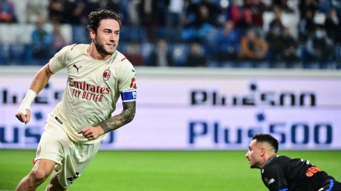 Davide Calabria mencetak gol di Liga Italia Serie A Atalanta vs AC Milan di Stadion Gewiss (Stadio di Bergamo) di kota utara Bergamo pada 3 Oktober 2021.