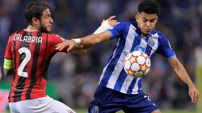 Davide Calabria vs Luis Diaz di Liga Champions antara FC Porto vs AC Milan di stadion Dragao di Porto pada 19 Oktober 2021.