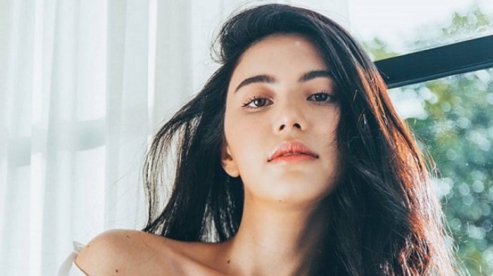 6 Potret Cantik dan Seksinya Davika, Model yang Foto Cuma Berbalut Daun