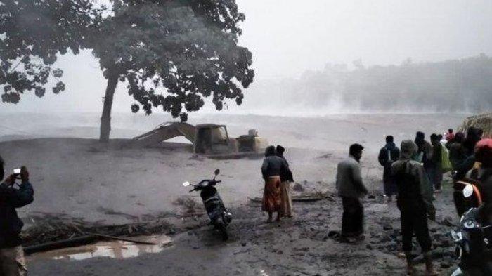 Lahar panas Gunung Semeru menerjang aliran Sungai Besuk Kobokan, Selasa (1/12/2020).
