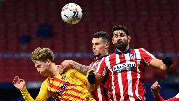 Penyerang Spanyol Atletico Madrid Diego Costa (kanan) dan bek Spanyol Atletico Madrid Mario Hermoso (tengah) menyundul bola dengan gelandang Barcelona Frenkie De Jong selama pertandingan sepak bola Liga Spanyol antara Club Atletico de Madrid dan FC Barcelona di stadion Wanda Metropolitano di Madrid pada tanggal 21 November 2020.