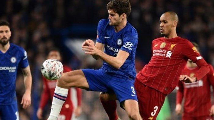 Marcos Alonso (kiri) berebut bola dengan Fabinho (kanan) dalam laga Chelsea vs Liverpool pada putaran kelima Piala FA di Stadion Stamford Bridge, Selasa (3/3/2020) atau Rabu dini hari WIB.