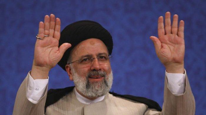 Presiden Iran terpilih Ebrahim Raisi melambaikan tangan kepada para pendukungnya usai konferensi pers di Tehran, Iran, Senin, 21 Juni 2021.