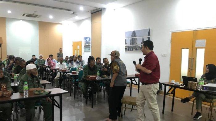 Ketua Komisi A DPRD DIY Eko Suwanto dalam Sosialisasi Peran Kelompok Jaga Warga dan Satlinmas dalam Rangka Mewujudkan Pemilu yang Bermartabat dan Istimewa. Kegiatan ini digelar Satuan Polisi Pamong Praja (Satpol PP) DIY bersama Jaga Warga dan Satlinmas Kelurahan Prawirodirjan, Gondomanan, Kota Yogyakarta, Selasa (19/12/2023).