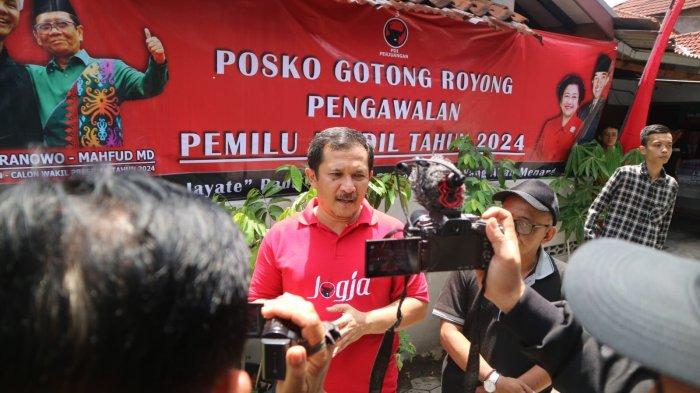 Ketua DPC PDI Perjuangan Kota Yogyakarta, Eko Suwanto memberikan keterangan pers tentang peresmian Posko Pemilu Jurdil