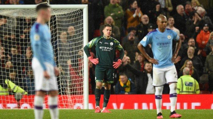 Ekpresi Kiper  Manchester City, Ederson (C) pada pertandingan sepak bola Liga Primer Inggris antara Manchester United dan Manchester City di Old Trafford di Manchester, Inggris, 8 Maret 2020.