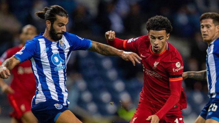 Gelandang muda Liverpool, Curtis Jones berebut bola dengan pemain FC Porto pada laga kedua Grup B Liga Champions 2021-2022 di Estadio do Dragao, Rabu (29/9/2021).