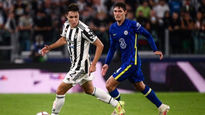 Federico Chiesa vs Andreas Christensen di Liga Champions antara Juventus vs Chelsea pada 29 September 2021 di stadion Juventus di Turin.
