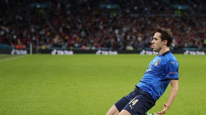 Selebrasi Federico Chiesa setelah mencetak gol pada ertandingan sepak bola semifinal UEFA EURO 2020 antara Italia dan Spanyol di Stadion Wembley di London pada 6 Juli 2021.