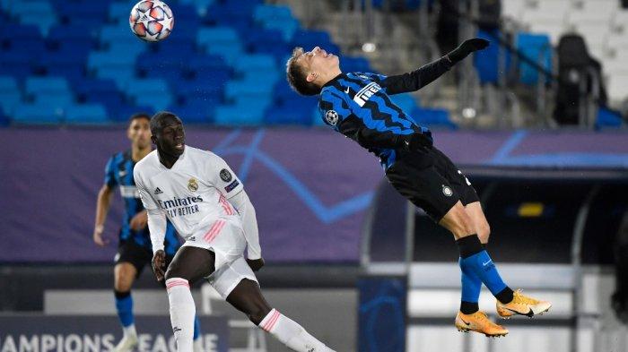 Bek Prancis Real Madrid Ferland Mendy (Kiri) bersaing dengan gelandang Italia Inter Milan Nicolo Barella selama pertandingan sepak bola grup B Liga Champions UEFA antara Real Madrid dan Inter Milan di stadion Alfredo di Stefano di Valdebebas, di pinggiran Madrid, pada 3 November , 2020.