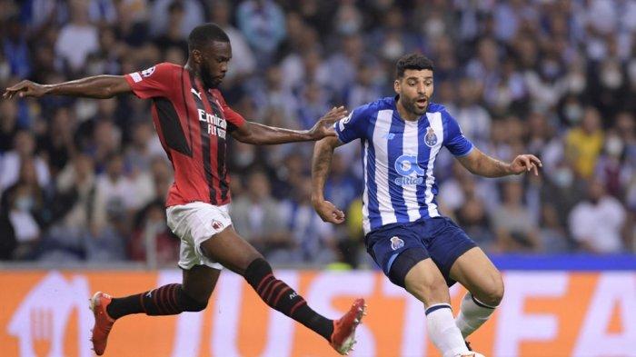 Fikayo Tomori vs Mehdi Taremi di Liga Champions antara FC Porto vs AC Milan di stadion Dragao di Porto pada 19 Oktober 2021.