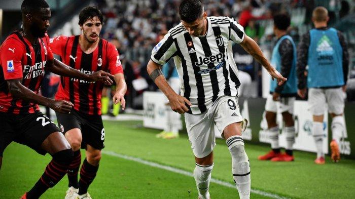 Fikayo Tomori vs Spanyol Alvaro Morata di Liga Italia Serie A antara Juventus vs AC Milan di stadion Juventus di Turin, pada 19 September 2021.