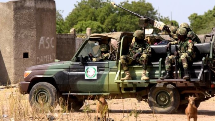 Sejumlah prajurit Senegal berpatroli di dekat perbatasan Gambia, menunggu perintah untuk memasuki negeri kecil itu. Krisis politik di Gambia memicu negara-negara Afrika Barat memobilisasi tentara untuk menyiapkan intervensi militer ke negeri kecil itu.