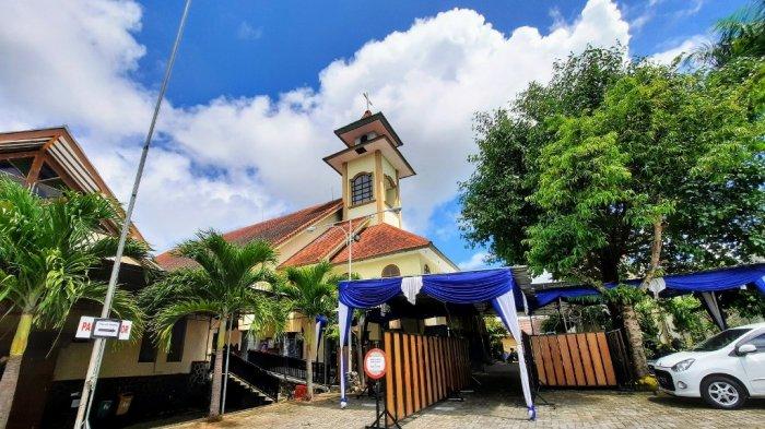 Suasana Gereja Katolik Santo Petrus Kanisius Wonosari, Gunungkidul menjelang pelaksanaan misa Natal pada Rabu (23/12/2020).