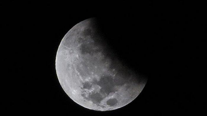 Fenomena gerhana bulan parsial terlihat di langit Lombok, Mataram, NTB, Rabu (17/7/2019). Fenomena bulan parsial ini terjadi karena titik orbit kesejajaran antara matahari, bumi dan bulan agak miring sehingga menampakkan bulan sebagian dengan bayangan umbra.
