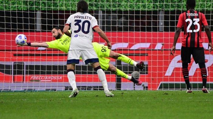 Gianluigi Donnarumma menangkis tembakan di Liga Italia Serie A AC Milan vs Cagliari pada 16 Mei 2021 di stadion San Siro di Milan.