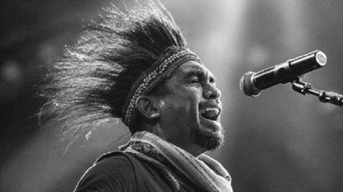 Glenn Fredly pernah mengunggah fotonya menggunakan atribut khas Papua di Instagram sembari mengingatkan Presiden Jokowi berkaitan dengan isu HAM di Papua