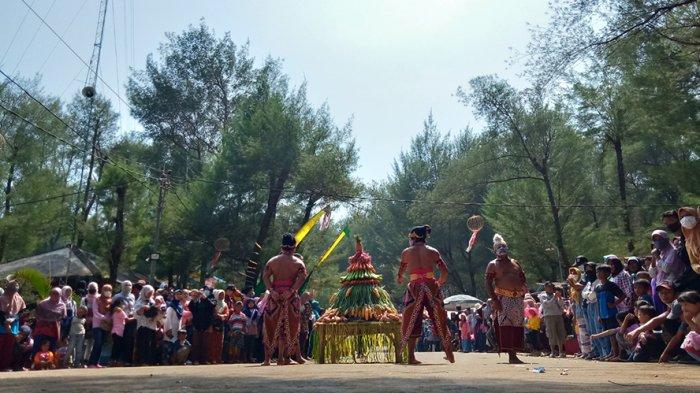 Gunungan di Labuhan Pantai Goa Cemara