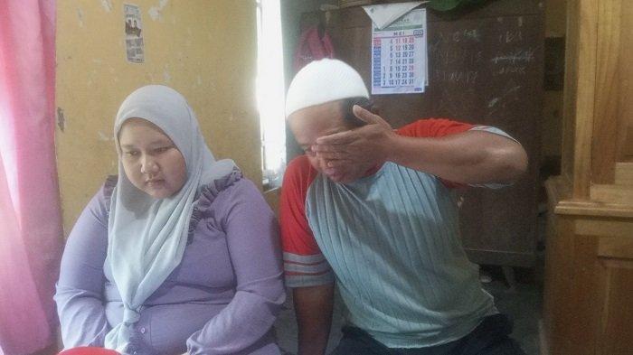KORBAN MAFIA TANAH: Hedi Nudiman dan Istrinya Evi Fatimah tak kuat menahan tangis saat menceritakan perjalanan kasus dugaan mafia tanah di Sleman yang dihadapi. Mereka diduga menjadi korban mafia tanah dan terancam kehilangan rumah dan tanah seluas 1.400an meter persegi di Tridadi, Sleman.
