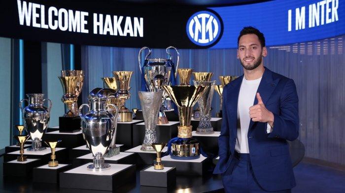 Hakan Calhanoglu diperkenalkan sebagai rekrutan anyar Inter Milan.