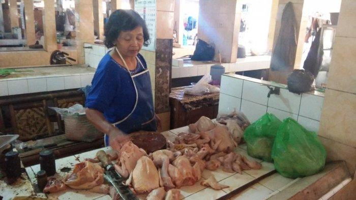 Harga daging ayam kembali stabil setelah pekan lalu sempat naik. Foto diambil Rabu (24/4/2019) di Pasar Bantul.