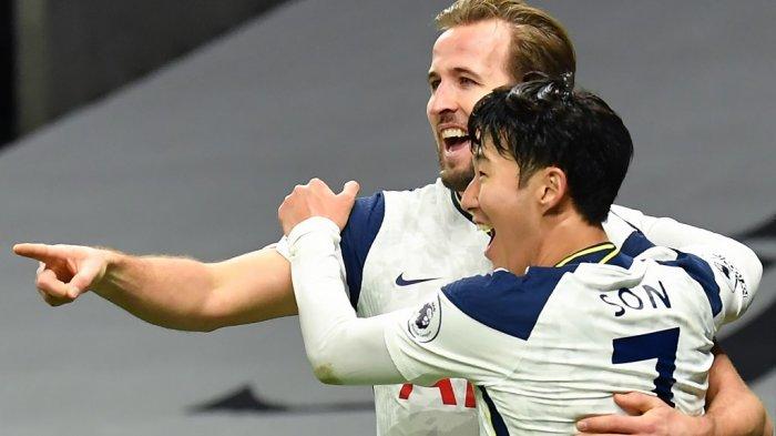 Striker Tottenham Hotspur Inggris Harry Kane (kiri) merayakan gol kedua timnya dengan striker Tottenham Hotspur Korea Selatan Son Heung-Min (kanan) selama pertandingan sepak bola Liga Premier Inggris antara Tottenham Hotspur dan Arsenal di Stadion Tottenham Hotspur di London, pada 6 Desember , 2020.