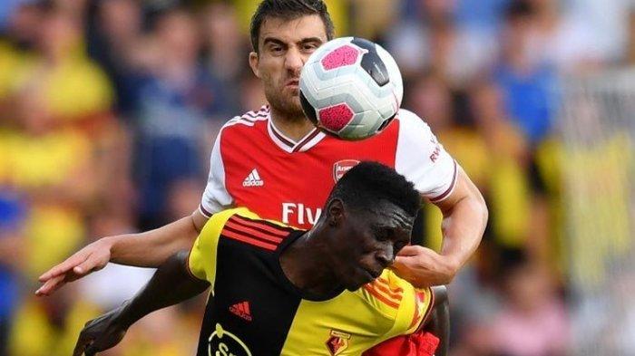Ismaila Sarr dijaga oleh Sokratis Papastathopoulos pada pertandingan Watford vs Arsenal dalam lanjutan Liga Inggris di Stadion Vicarage Road, 15 September 2019.