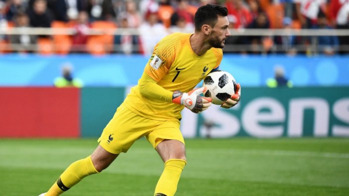 Kiper Timnas Prancis, Hugo Lloris, beraksi dalam laga Grup C Piala Dunia 2018 melawan Peru di Ekaterinburg Arena, 21 Juni 2018.